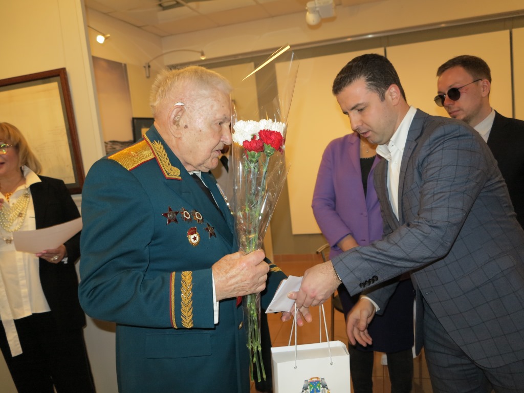 Вручение наград ветеранам, Музей героев