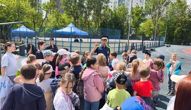 В ЮЗАО столицы автоинспекторы провели профилактический урок со школьниками