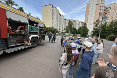 Безопасное лето: в школьном лагере ЮЗАО пожарные провели открытый урок для детей