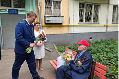 Прокурор Юго-Западного административного округа Владимир Шараментов поздравил ветеранов Великой Отечественной войны с Днем Победы