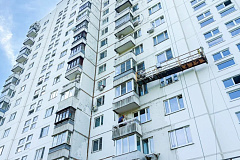 Новый фасад и тёплая крыша: в Ясенево ремонтируют шестнадцатиэтажку 1982 года