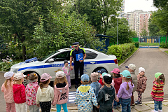 Автоинспекторы юго-запада столицы провели в детском саду мероприятие «Безопасное лето»
