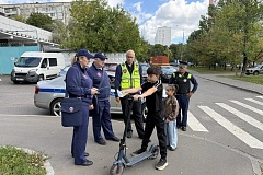 На юго-западе столицы автоинспекторы провели акцию «Безопасный самокат»