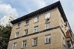 Дом 1954 года в стиле советского неоклассицизма обновляют в Академическом районе