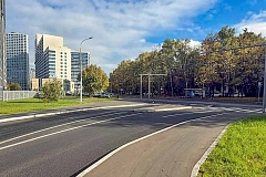 Новые фонари и подземные ЛЭП: в ЮЗАО благоустроили проезд между Херсонской улицей и Научным проездом