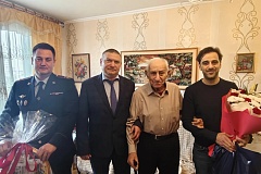 Руководство УВД по ЮЗАО столицы поздравило ветерана органов внутренних дел Анатолия Егияна с Днем работников уголовного розыска