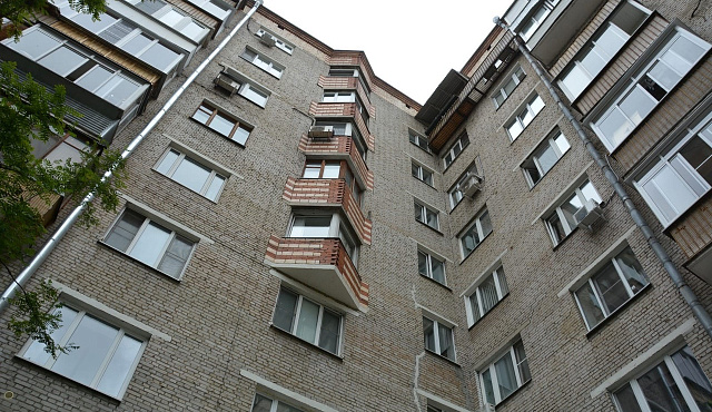 В Ломоносовском районе отремонтируют дом с треугольными эркерами