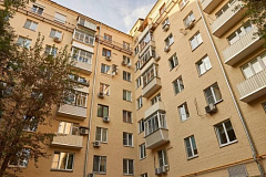 Архитектурные элементы отремонтировали в многоэтажке на Ленинском проспекте