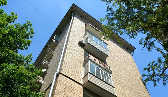 На юго-западе Москвы ремонтируют здания советской застройки
